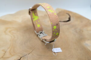 Hundehalsband Signature Neon Gelbe Naht, Klickschnalle, 2 cm Breite
